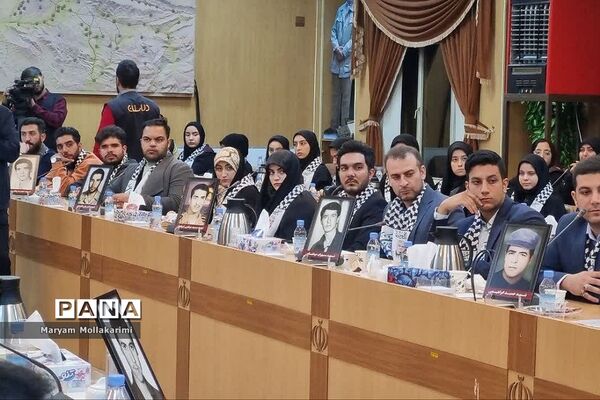 دیدار دانش‌آموزان نخبه شهرستان‌ دماوند با وزیر کشور