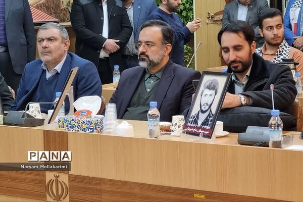 دیدار دانش‌آموزان نخبه شهرستان‌ دماوند با وزیر کشور