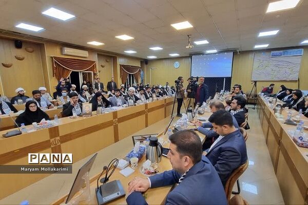 دیدار دانش‌آموزان نخبه شهرستان‌ دماوند با وزیر کشور
