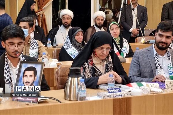 دیدار دانش‌آموزان نخبه شهرستان‌ دماوند با وزیر کشور