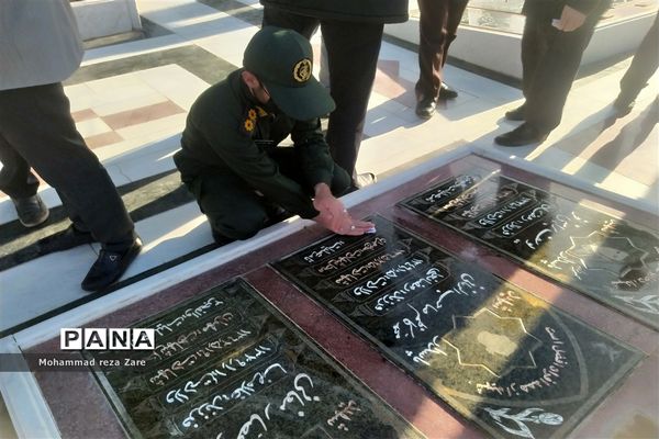 غبارروبی گلزار شهدای آرامگاه شهیدمدرس