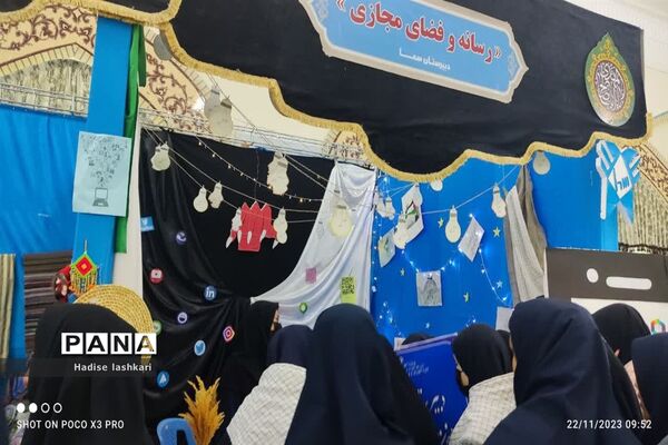 بازدید دانش آموزان دبیرستان فرهیختگان از نمایشگاه ایران مرز پرگهر