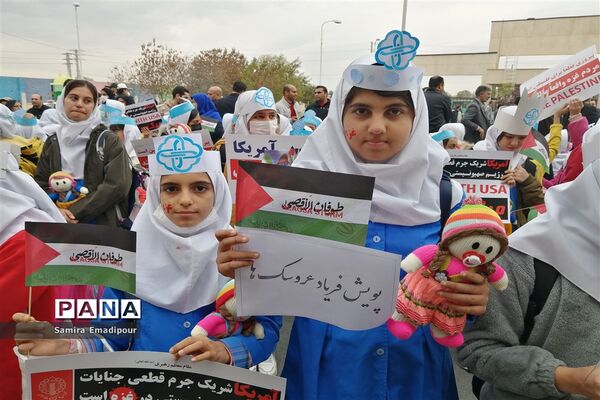 پویش خودجوش دانش‌آموزان دبستان صدیقه ملارد در حمایت از کودکان غزه با فریاد عروسک‌ها