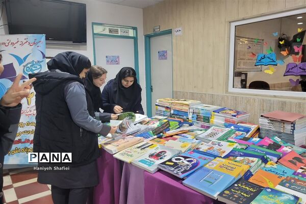 نمایشگاه هفته کتابخوانی در دبیرستان ستارگان ناحیه یک شیراز