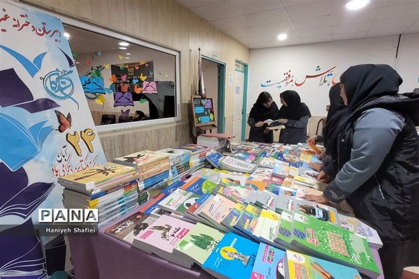 نمایشگاه هفته کتابخوانی در دبیرستان ستارگان ناحیه یک شیراز
