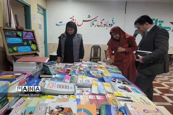 نمایشگاه هفته کتابخوانی در دبیرستان ستارگان ناحیه یک شیراز