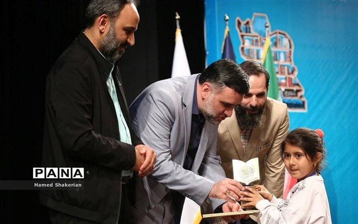 تجلیل از عضو خردسال کتابخانه شوقان به عنوان برگزیده ملی