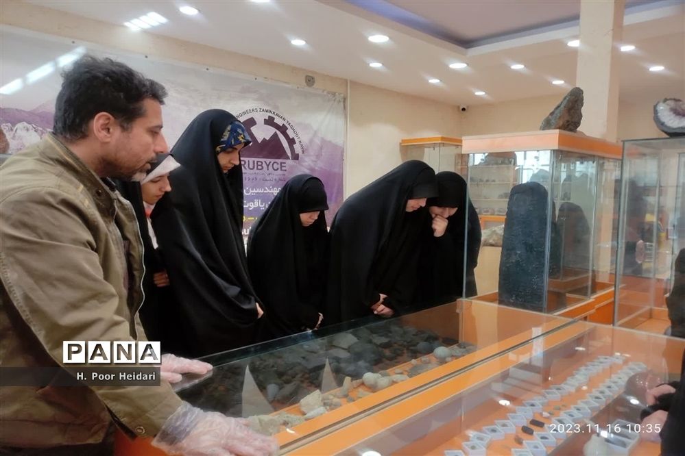 بازدید دانش‌آموزان دبیرستان امامت قم از آموزشگاه طلا و جواهر