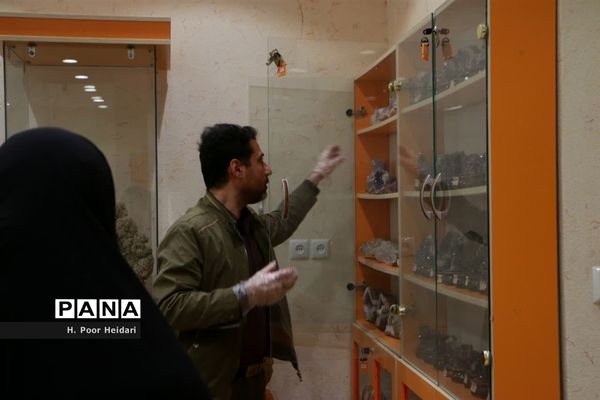 بازدید دانش‌آموزان دبیرستان امامت قم از آموزشگاه طلا و جواهر