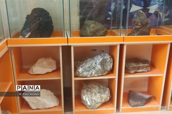 بازدید دانش‌آموزان دبیرستان امامت قم از آموزشگاه طلا و جواهر