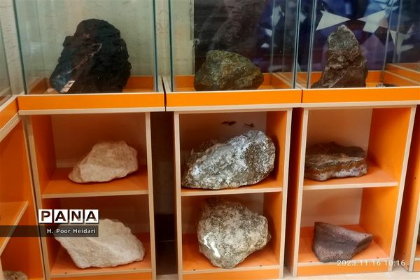 بازدید دانش‌آموزان دبیرستان امامت قم از آموزشگاه طلا و جواهر