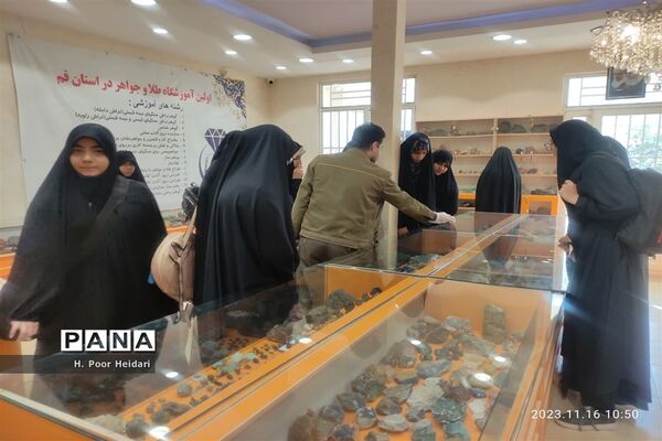 بازدید دانش‌آموزان دبیرستان امامت قم از آموزشگاه طلا و جواهر
