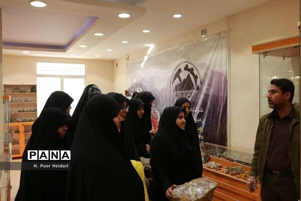 بازدید دانش‌آموزان دبیرستان امامت قم از آموزشگاه طلا و جواهر