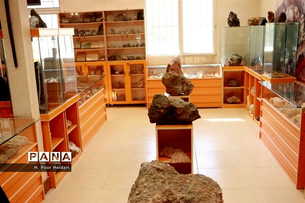 بازدید دانش‌آموزان دبیرستان امامت قم از آموزشگاه طلا و جواهر