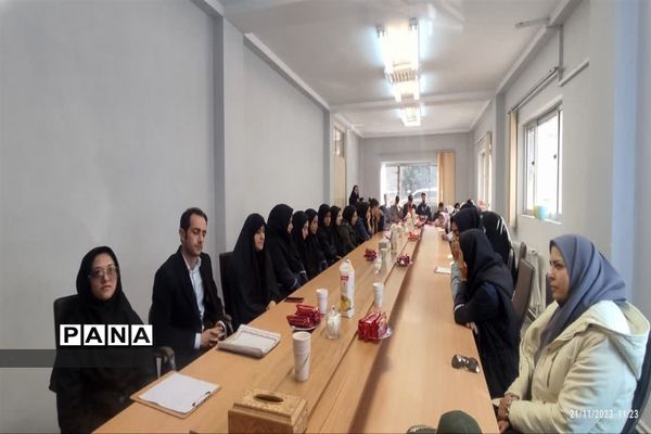 دیدار بخشدار بلده با نخبه‌های دانش‌آموزی منطقه