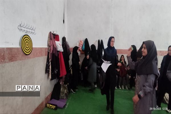 دیدار بخشدار بلده با نخبه‌های دانش‌آموزی منطقه