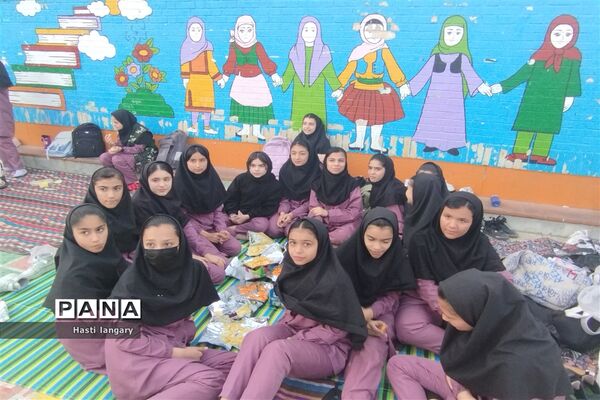 زنگ نشاط به‌مناسبت هفته بسیج در دبیرستان گلستان