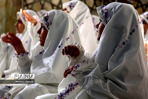 برگزاری جشن تکلیف دانش‌آموزان دبستان ام البنین یک در امامزاده عبدالله(ع) شهرری
