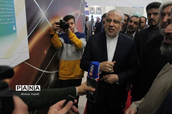 بازدید وزیر نفت از نمایشگاه «روایت پیشرفت» در قم