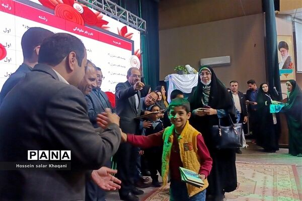 تجلیل از ستارگان قرآنی مقطع دبستان ناحیه 3 شیراز