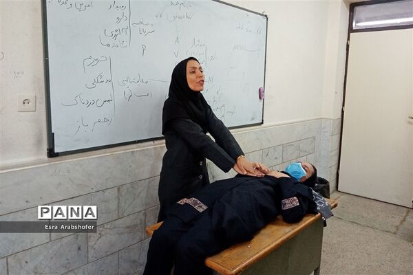 حضور دانش‌آموزان دبیرستان دخترانه علوی ناحیه 3 در دوره آموزشی کمک‌های اولیه