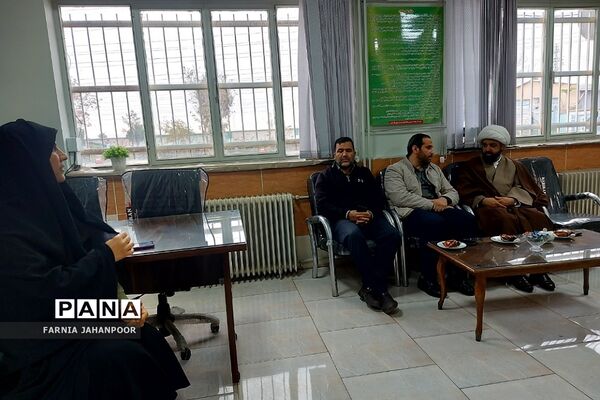 برگزاری نماز جماعت با حضور امام جمعه باقرشهر و کهریزک در دبیرستان ریحانه‌النبی