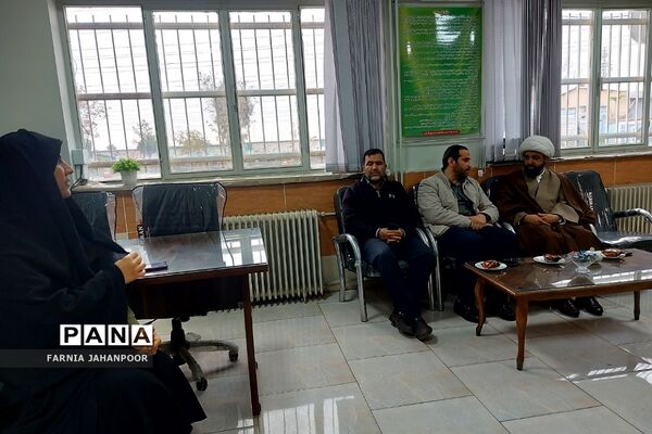 برگزاری نماز جماعت با حضور امام جمعه باقرشهر و کهریزک در دبیرستان ریحانه‌النبی
