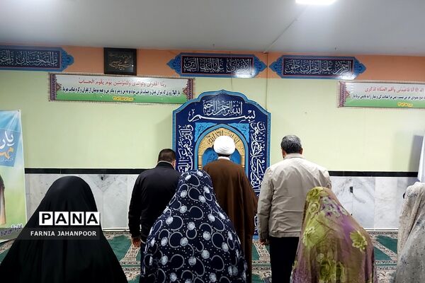 برگزاری نماز جماعت با حضور امام جمعه باقرشهر و کهریزک در دبیرستان ریحانه‌النبی