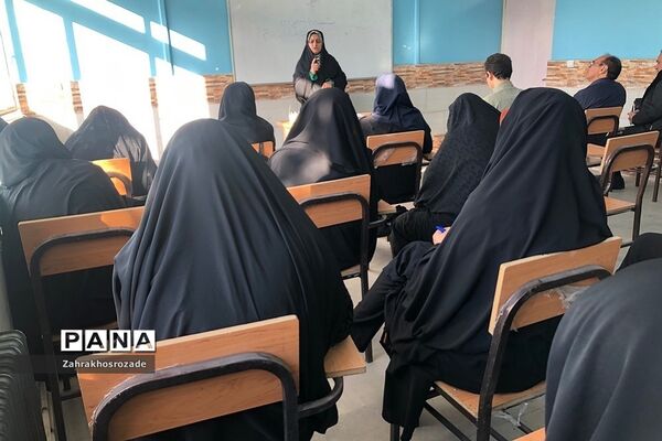 جلسه توجیهی واحد‌های پرورشی ویژه مدیران متوسطه اول و دوم در ناحیه دو ری
