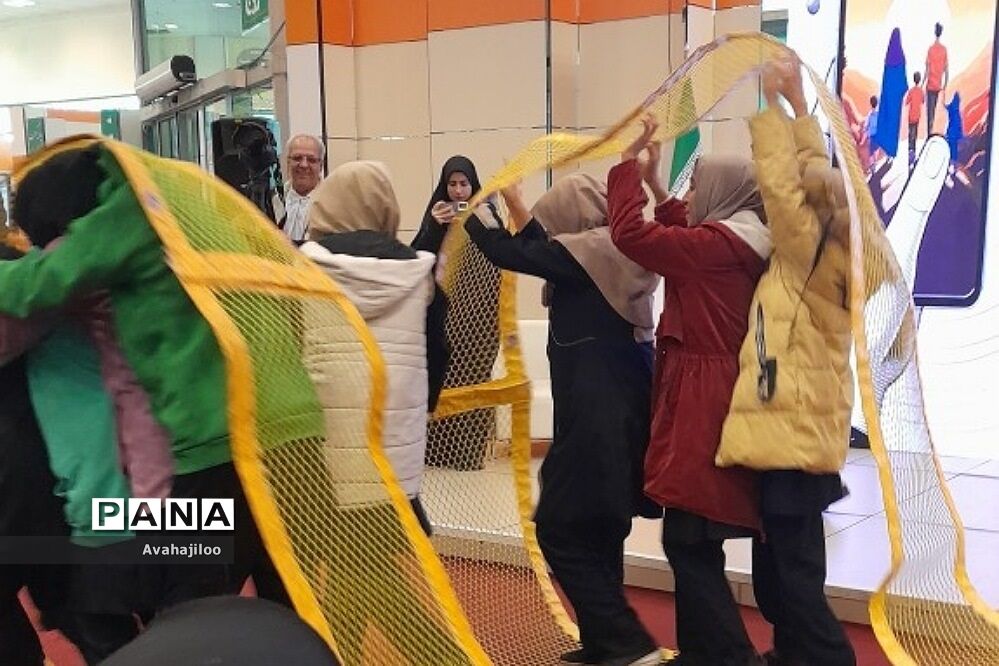 بازدید دانش‌آموزان ناحیه دو ری از نمایشگاه یاریگران زندگی