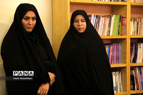 مراسم اهداء کتاب در جهت ترویج فرهنگ کتاب‌خوانی در مدرسه معاد ناحیه یک شهرری