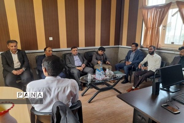 دیدار صمیمانه مدیرکل آموزش و پرورش هرمزگان با دانش‌آموزان بوموسی