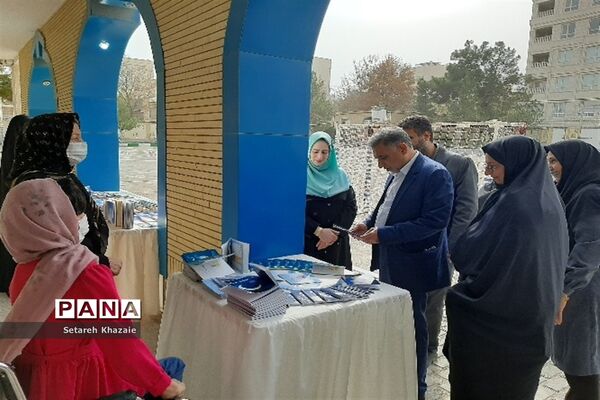 مراسم هفته کتاب و کتابخوانی ناحیه۶ در دبیرستان غیابی