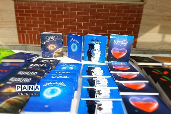 مراسم هفته کتاب و کتابخوانی ناحیه۶ در دبیرستان غیابی