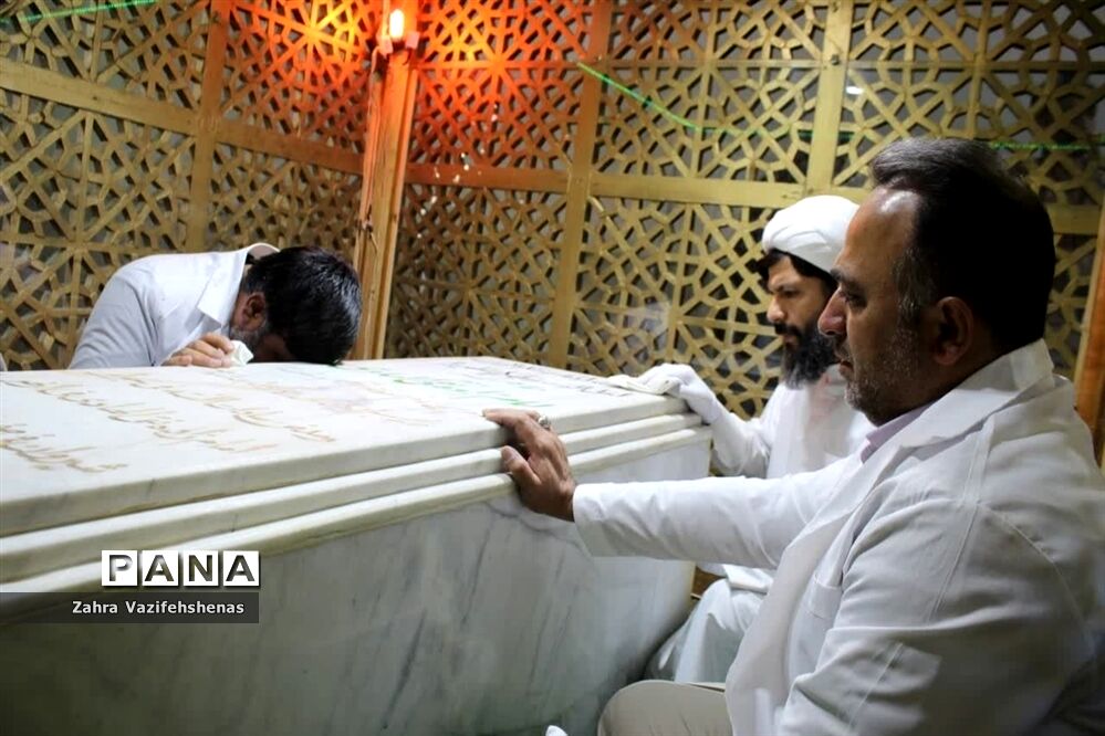 آیین عطرافشانی و غبارروبی آستان مقدس امامزاده نقی الهادی (ع)در شهرستان شیروان