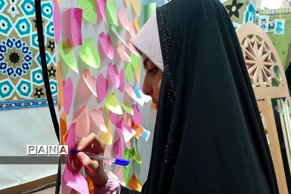 تقدیر از نخبگان محجبه در حسینیه امام صادق(ع) در اجتماع بزرگ دختران حاج قاسم