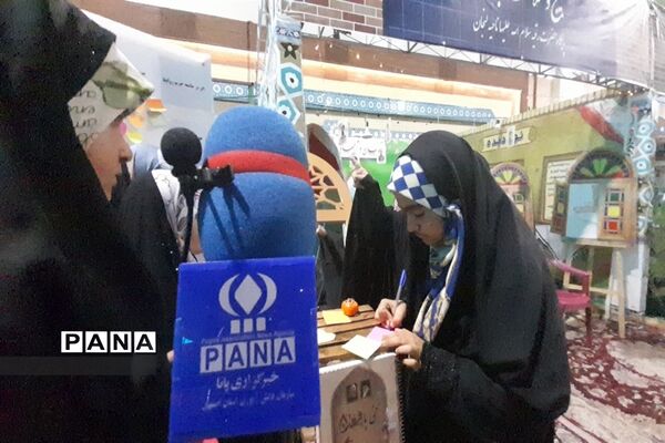 تقدیر از نخبگان محجبه در حسینیه امام صادق(ع) در اجتماع بزرگ دختران حاج قاسم