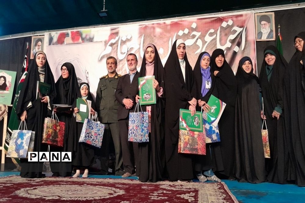 تقدیر از نخبگان محجبه در حسینیه امام صادق(ع) در اجتماع بزرگ دختران حاج قاسم