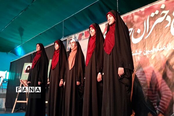 تقدیر از نخبگان محجبه در حسینیه امام صادق(ع) در اجتماع بزرگ دختران حاج قاسم