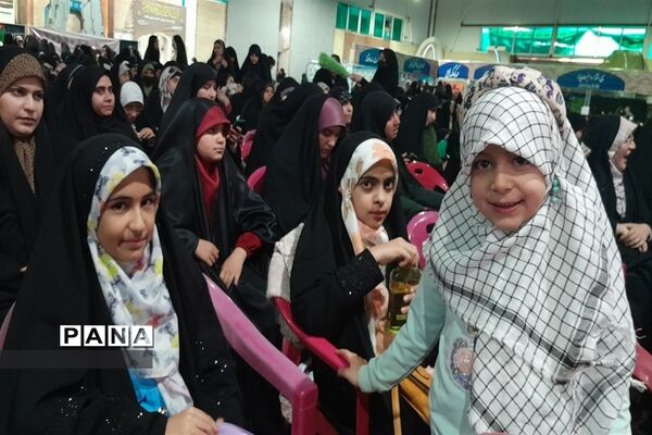 تقدیر از نخبگان محجبه در حسینیه امام صادق(ع) در اجتماع بزرگ دختران حاج قاسم