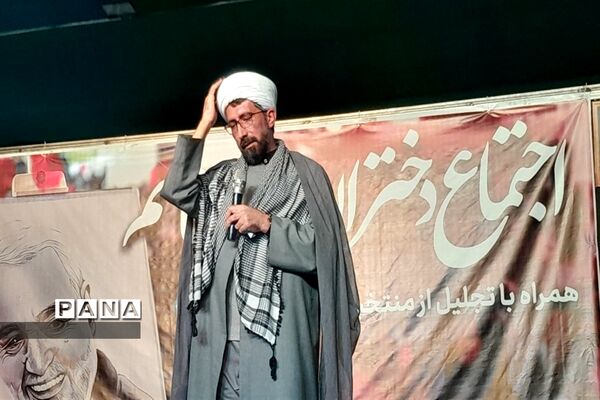 تقدیر از نخبگان محجبه در حسینیه امام صادق(ع) در اجتماع بزرگ دختران حاج قاسم