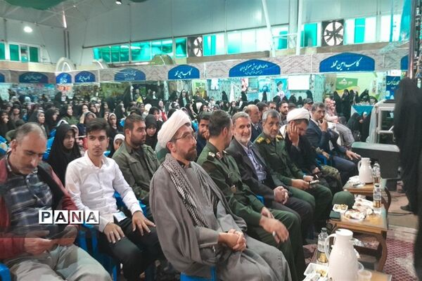 تقدیر از نخبگان محجبه در حسینیه امام صادق(ع) در اجتماع بزرگ دختران حاج قاسم