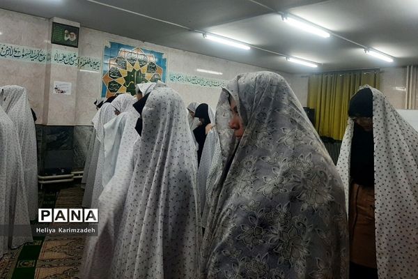 برپایی نماز جماعت در راستای طرح نور چشم در دبیرستان حضرت زینب(س) ناحیه یک شهرری
