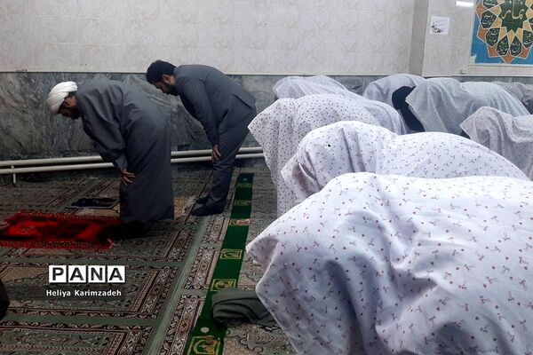 برپایی نماز جماعت در راستای طرح نور چشم در دبیرستان حضرت زینب(س) ناحیه یک شهرری