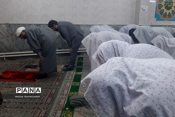 برپایی نماز جماعت در راستای طرح نور چشم در دبیرستان حضرت زینب(س) ناحیه یک شهرری
