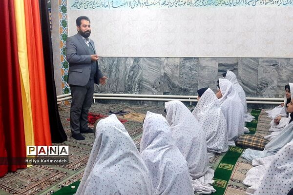 برپایی نماز جماعت در راستای طرح نور چشم در دبیرستان حضرت زینب(س) ناحیه یک شهرری