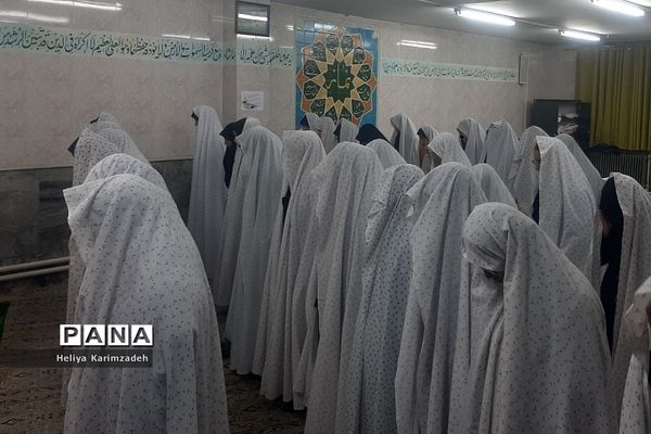 برپایی نماز جماعت در راستای طرح نور چشم در دبیرستان حضرت زینب(س) ناحیه یک شهرری