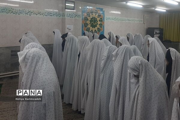 برپایی نماز جماعت در راستای طرح نور چشم در دبیرستان حضرت زینب(س) ناحیه یک شهرری