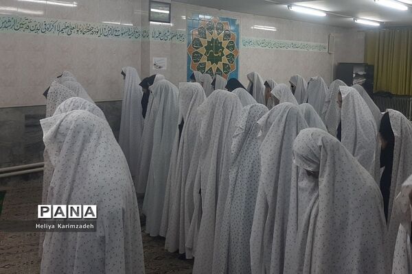 برپایی نماز جماعت در راستای طرح نور چشم در دبیرستان حضرت زینب(س) ناحیه یک شهرری