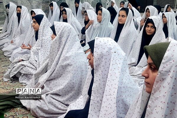 برپایی نماز جماعت در راستای طرح نور چشم در دبیرستان حضرت زینب(س) ناحیه یک شهرری
